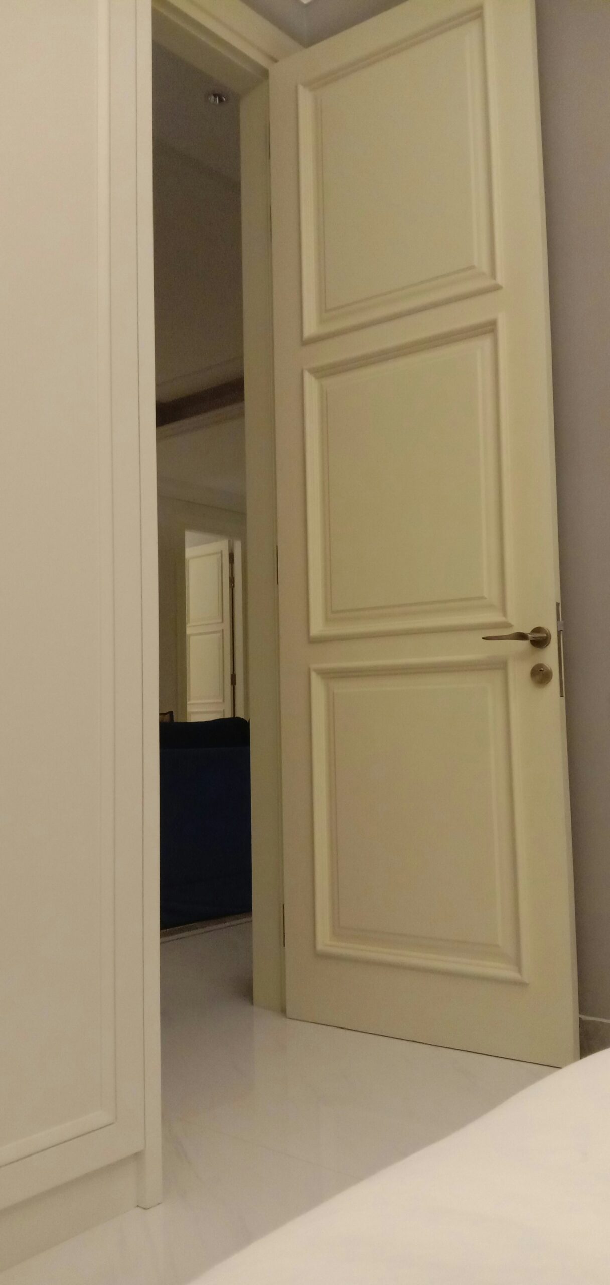 Målad spegeldörr